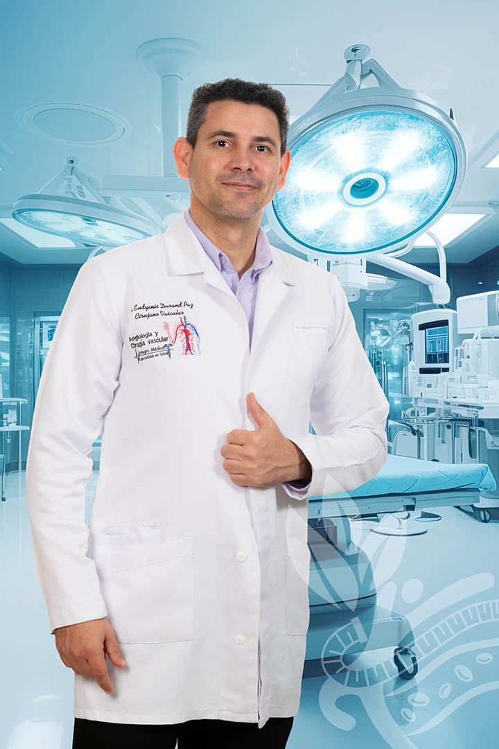 Foto del Dr. Eudyenis Durand Paz en un quirofano iluminado y profesional